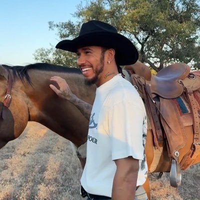 vampirebaby27's profile picture. mcr LPL ☆ aus gp '26 ☆ 17🇬🇧 ☆ ⁴⁴ ²³ ¹⁶🚦