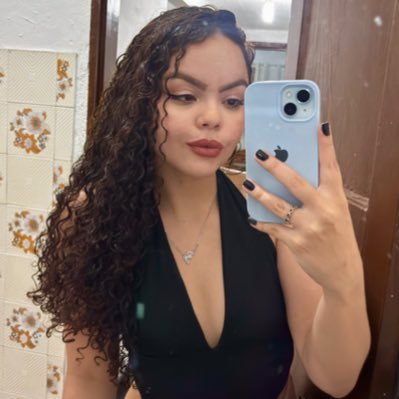 Lorranacamposv's profile picture. Advogada, concurseira, pós graduanda, mãe de pet, apaixonada por café, macumbeira e viciada em livros ☕📚