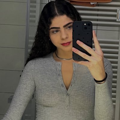 giovannaamariz's profile picture. “if you can’t survive just try”