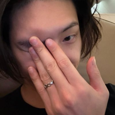 flirtbesos's profile picture. growing is painful. flowing and watching skies being painted blue. — PARODY.