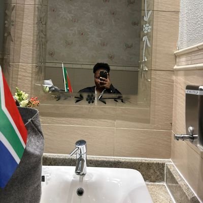 Simly_Masinga's profile picture. 🍉🇨🇩🇸🇩 
The moon is gracious.
I love books and hate Tuesdays.
I watch The office weekly.