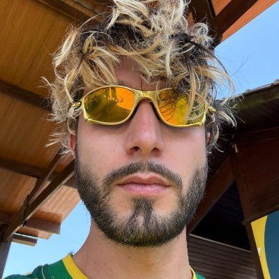 loudwaekki's profile picture. eu, binnie e itto na academia ouvindo linkin park