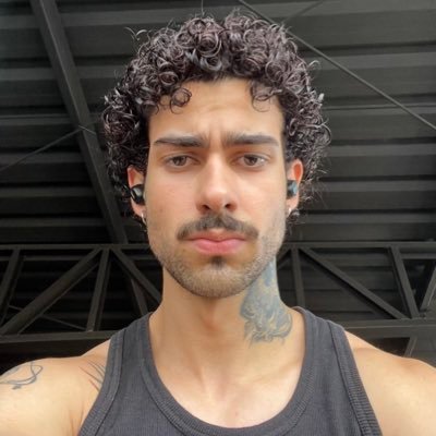 AlioKauan_'s profile picture. Meu problema é esquizofrenia, e o seu?