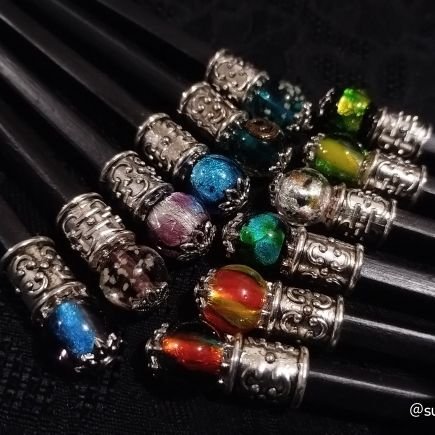 hinemos_ya's profile picture. 簪は和装だけじゃなく、ジーンズや日常使いにもデキルヨ／簪男子歓迎／竹軸の簪や帯留めをメインに、たまにネタ作品など。
／簪風ポニーフックはショートヘアさんへ試験的に。
／たまにイラスト描き
／活動は縮小気味デス
／在庫は突然消え、再販はほぼありません。
／販売は、creema、minneなど。