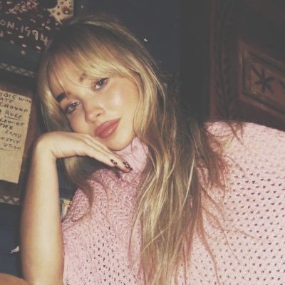 carolzitask's profile picture. ser jovem e não ser revolucionário é uma contradição genética