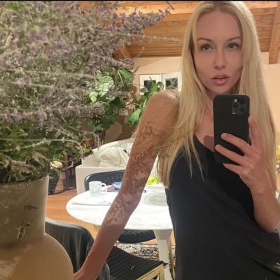 col17752's profile picture. Hello everyone 🥰👋👋