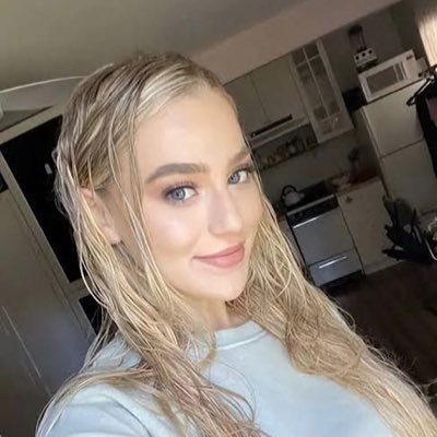 favour174111's profile picture. Hello, I am Susan  I love drinking coffee and watching movies,listening to music and playing games. I’m looking for new friends in Twitter.