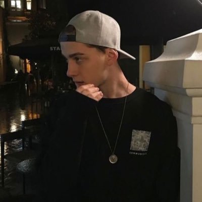 Kaynthys's profile picture. My bookshelf is my treasure map, welcome to my world.