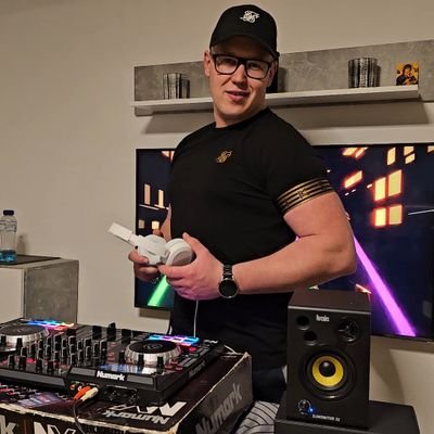 djrusone97's profile picture. Krypto 💪
Kruszce 👍
Podróże 🌍
Produkcja muzyczna 🎛🎹
DJ 🎧🔊