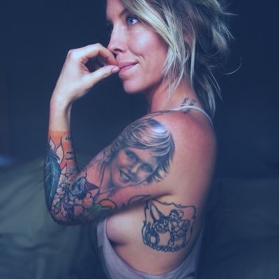 jlynvannatta's profile picture. the weird-attractive painter.