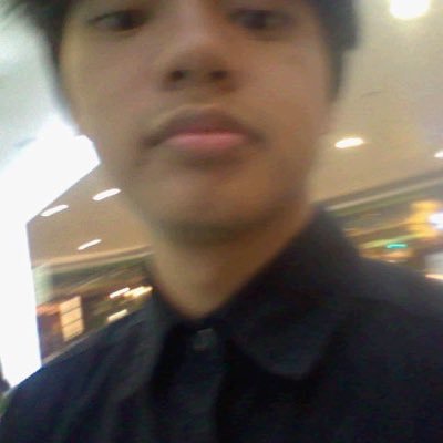 tortanglutang's profile picture. a tall person who's scared of frogs .ᐟ