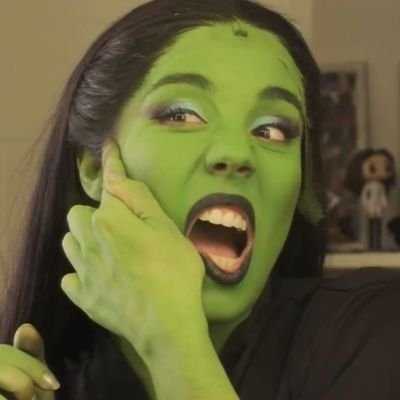 myrasouls's profile picture. eu e elphaba thropp desafiando a gravidade
