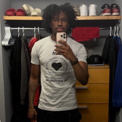 notsnowngl's profile picture. live laugh count @snowislistening