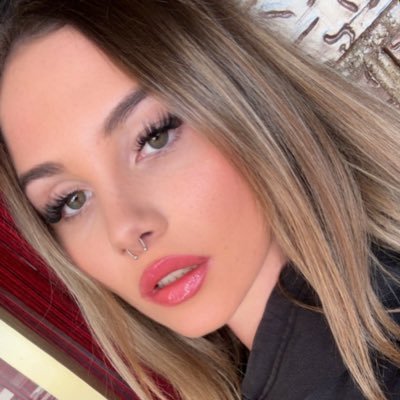 FindomLorenaFet's profile picture. Femdom😈Findom 💸Fetish 🖤 Elegancia letal|Belleza cruel|Control absoluto. No pido, ordeno. Enveneno tu mente. Tributa, arrodíllate o desaparece 25€t.inicial👠