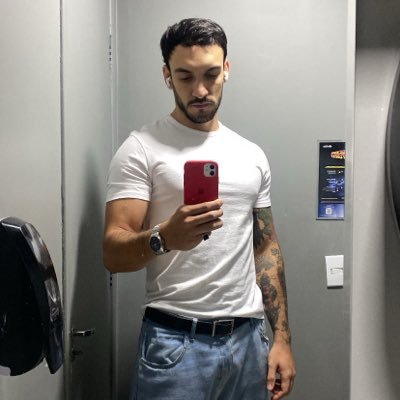 reasondoubt24's profile picture. 6’2” man I need some leg room