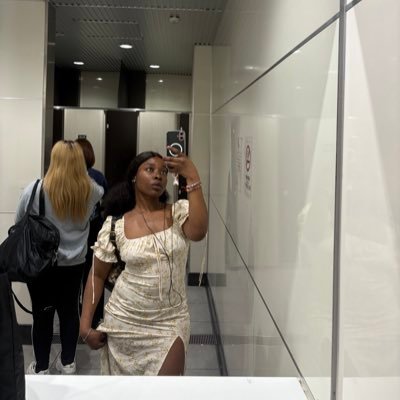 Desreeeeeeeeeee's profile picture. Honeymoon is dead.