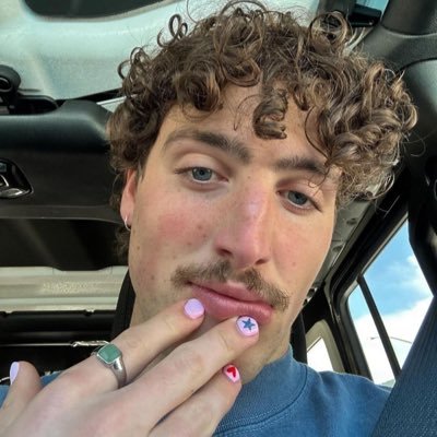 twittasafick's profile picture. ꜱᴇ ᴛᴇᴍ ᴄᴀꜱᴀʟ ꜱᴀ́ꜰɪᴄᴏ, ᴇᴜ ᴛᴏ̂ ꜱʜɪᴘᴘᴀɴᴅᴏ ᴇᴍ ꜱᴇʀɪᴇ, ɴᴏᴠᴇʟᴀ 🏳️‍🌈 ᴄᴇɴᴀꜱ ᴄᴏᴍ ʟᴇɢᴇɴᴅᴀꜱ ᴍᴀꜰɪɴ @mafinlegendado