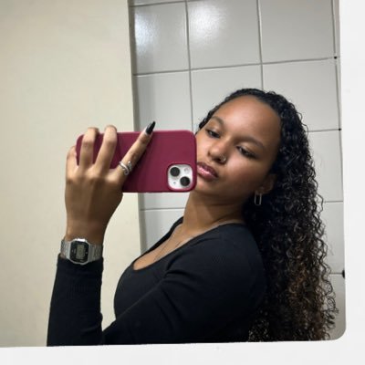 luzloved's profile picture. tricolor 🇭🇺, a maior fã da Adele e talvez um pouco desequilibrada ig: isa_albuqz