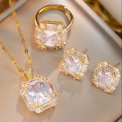 wxnderfulcolorr's profile picture. JEWELER 👌🏿. Follow my social media 😜🤙🏼@tikotk- lethmiles0. entrepreneur 💰