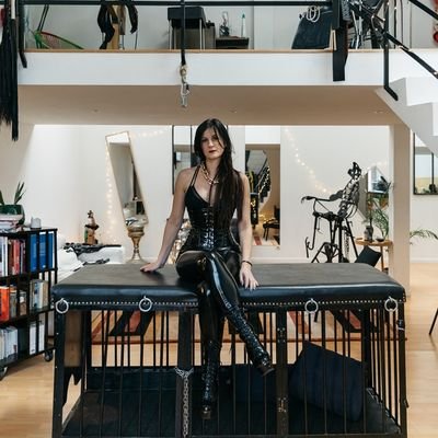 MistresseM80775's profile picture. Je suis Reine Martigue , femme perverse et dominante , en quête de beaux mâles soumis prêts à s’abandonner à mes désirs les plus intimes. prêt Dm moi 🛐