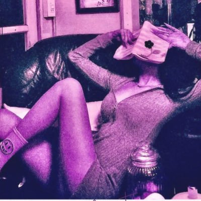 loverosieart's profile picture. An artist from Vietnam 🇻🇳 The best stories are in my art. Finger-drawn on my phone 🖤