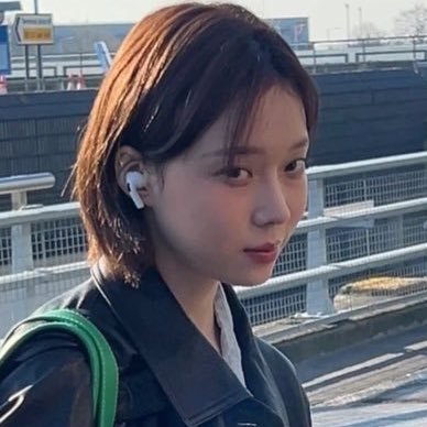 chiziwizu's profile picture. sometimes I draw, sometimes I drawn’t | “Do you know Red Velvet?”