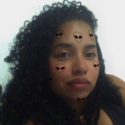 Miihsanttos_'s profile picture. 🪐✨ é que eu nasci com o pé na estrada, e a cabeça na lua.