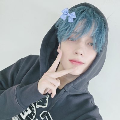 hyuofblue's profile picture. TomorrowxTogether 🥹 22 💙 INFP 🐧ིྀ CS major 😭 worlds weakest ningdungie 🗣️04/27/2025 🤭 ot5 only solos dni