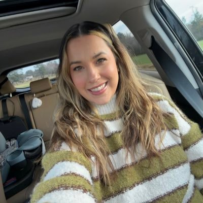 adanielleee1's profile picture. 🥂🏥🦄🖤