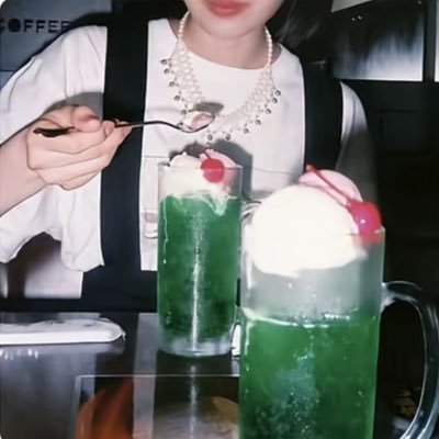 ___srill's profile picture. 네가 없는 거리의 고요함에 나만 계절에 뒤처진 채로