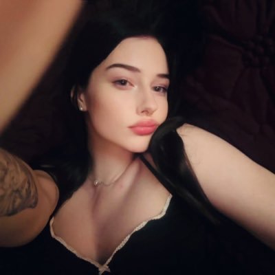 kurtcobvtch's profile picture. weird girl with odd interests and hobbies 🇭🇺🇨🇿