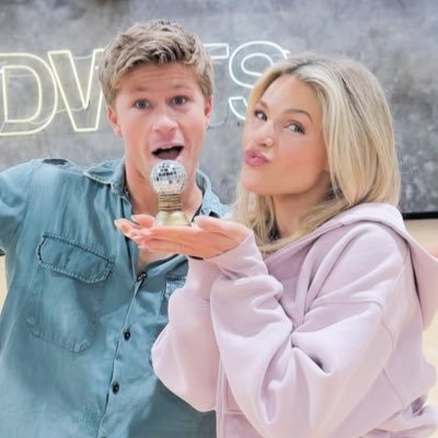 WittlesCarson's profile picture. Team IrWINit 🐊(𝙛𝙤𝙧𝙢𝙚𝙧𝙡𝙮 @𝙒𝙞𝙩𝙩𝙡𝙚𝙨𝙖𝙣𝙙𝙈𝙞𝙡𝙤) To vote text 𝐑𝐎𝐁𝐄𝐑𝐓 to 21523 or use the link below ↓