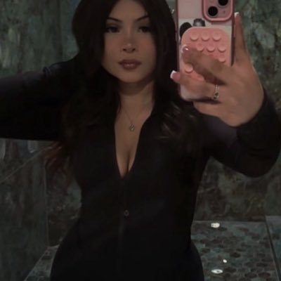 Alejandraaa_d's profile picture. I customize shoes and stuff.