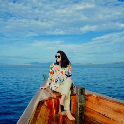 _yoansimamora's profile picture. Air Force wife 🇮🇩 | Mom | Oriflame & @kanahayagallery craftpreneur 💄✨ | The RIDU magister student 🎓 | Future lecturer | Serving with heart 💒