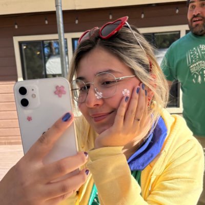 dialosad's profile picture. she/ her ☀️ doutora maria eduarda bacharela em historia