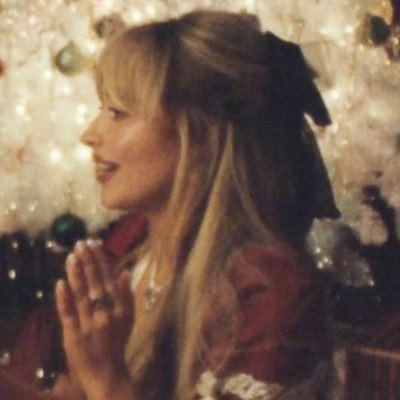 lacysvicious's profile picture. like a comet pulled from orbit ♡₊˚🧹🫧₊✧