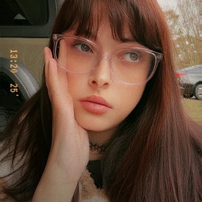 vnessalutz's profile picture. she is a prism through which sadness could be divided into its infinite spectrum