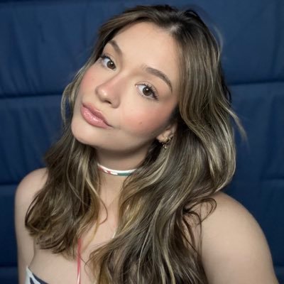 annasosocruzas's profile picture. cuidado! esse perfil falará sobre política, divas pop, futebol, cinema e economia em um único tweet