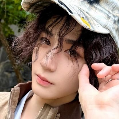 leehaantu's profile picture. 2004  ﹕  he  finds  joy  in  nurturing  fish  and  𝗿𝗶𝘄𝗼𝗼𝗴.