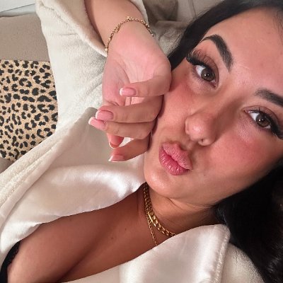 VictoriaCrazee's profile picture. Starbucks apron by day, bad idea by night ☕️💋
click the link and consider it your order 😏👇🏼