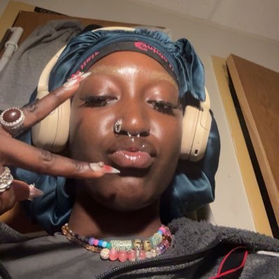 Titiaaiv's profile picture. i’m just a tall girl || 6ft2