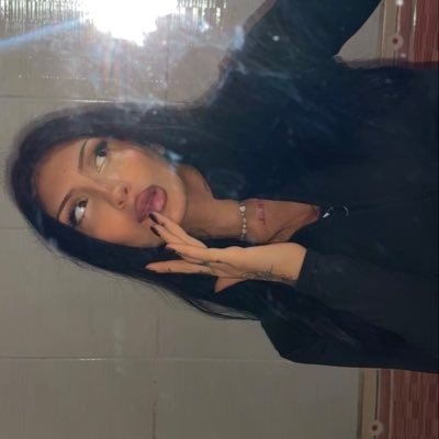 anothersadmoon's profile picture. live & let live 🧜🏼‍♀️🍒 ☾