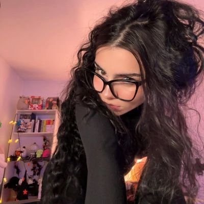 EmilyWills23603's profile picture. Lover of soft hugs,and long talks and quiet mornings ❤️❤️