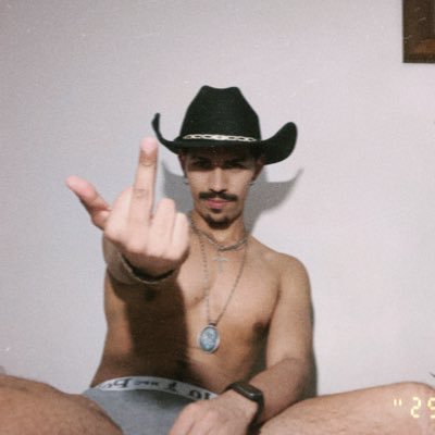 neverbecarlos's profile picture. sobrevivo a base de cafeína, nicotina y música pop