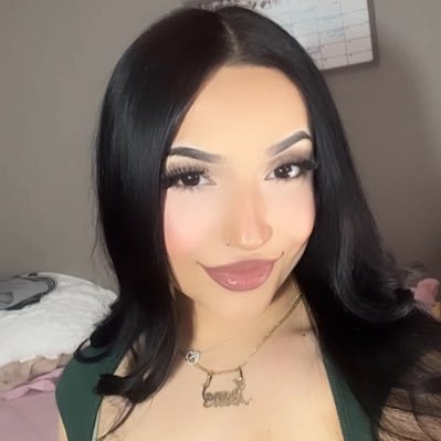 _yvxo's profile picture. hottest shortie in the simulation