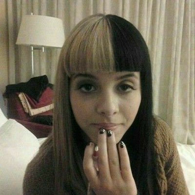 wrlsrina's profile picture. 