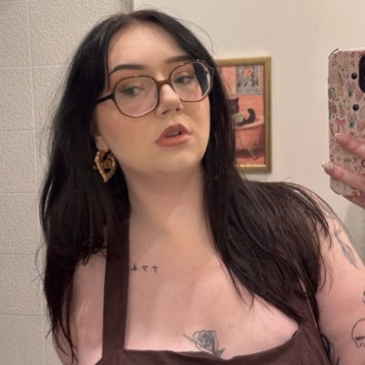 mochavigilatte's profile picture. conventions, concerts + cats | aka "frank's girl" currently watching 📺: dexter (season 5)