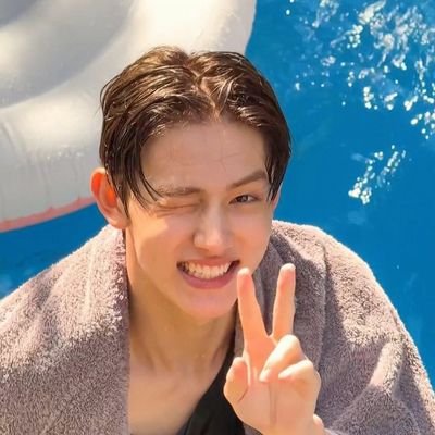 urmysean's profile picture. we're on a joyride 🚲🍃