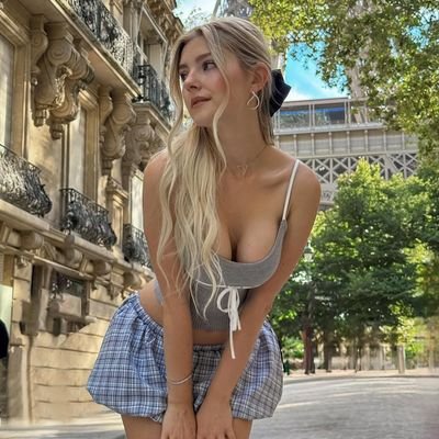 AndrewIvan14576's profile picture. Looking for content creators, models, & influencers that want to make