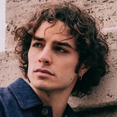 coeurquibat's profile picture. ⠀è l’amore che ci salva dalla ferita del mondo